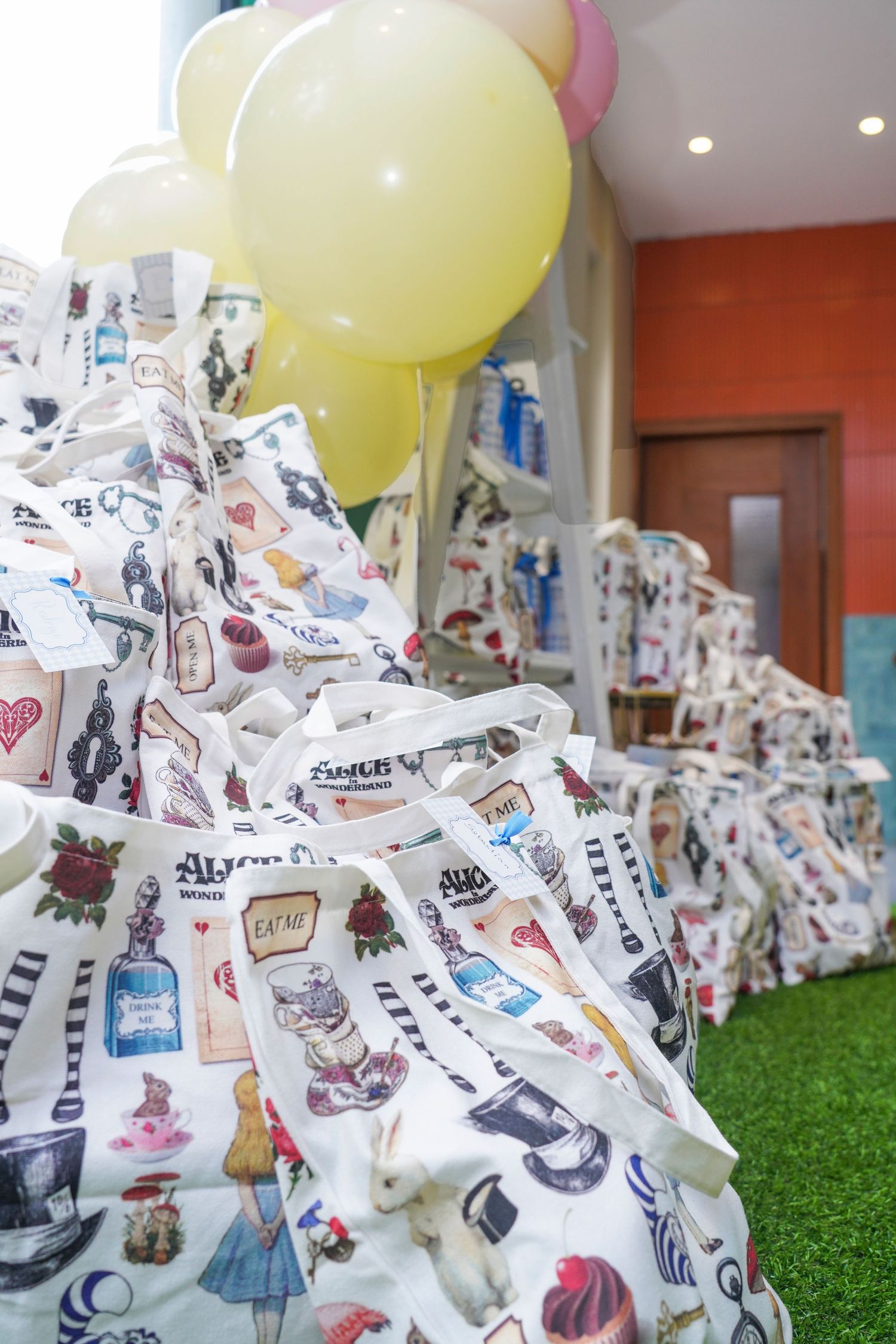 Fotografía profesional, fiesta de cumpleaños 1er. año.  temático Alicia en el país de las maravillas. Decoración.