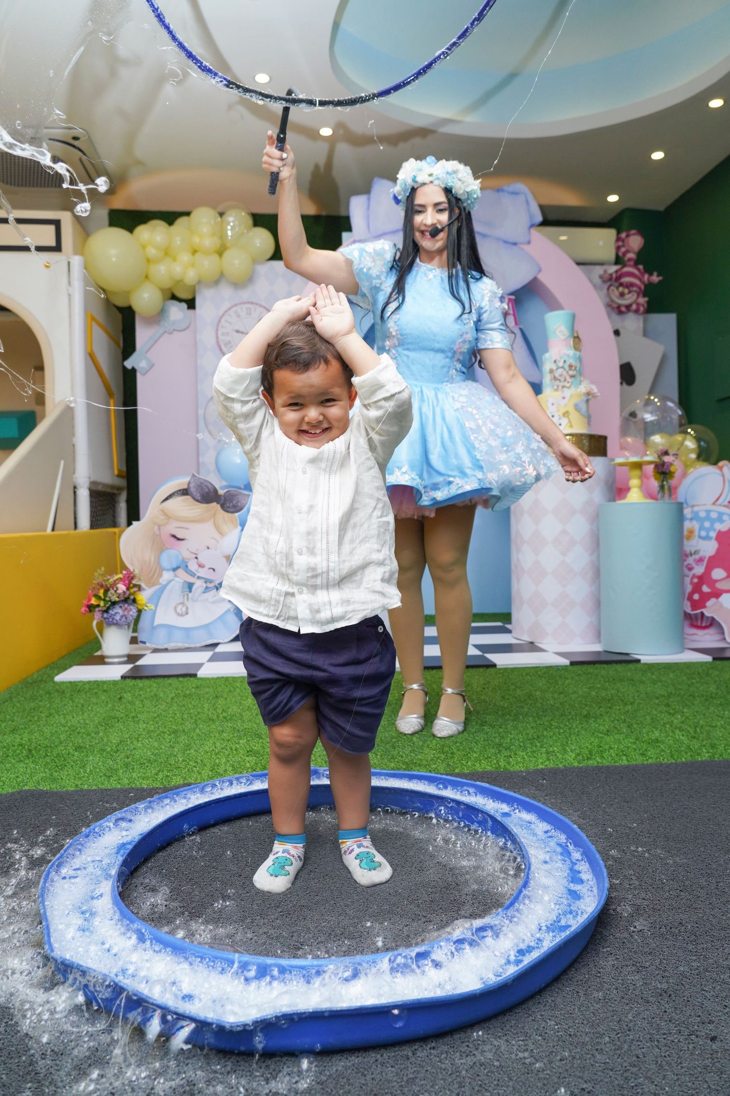 Fotografía profesional, fiesta de cumpleaños 1er. año.  temático Alicia en el país de las maravillas. Familia y amigos.