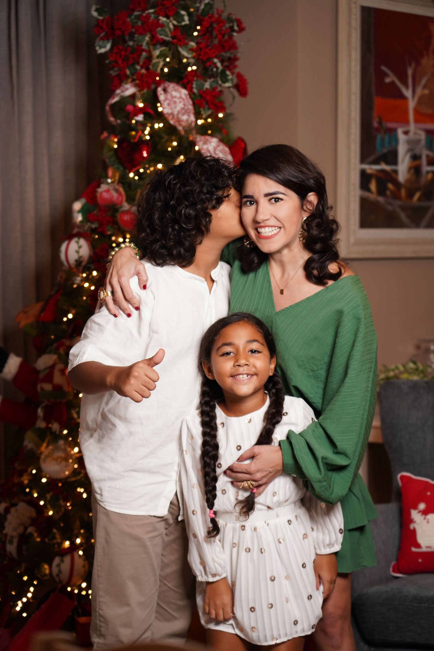 Fotografía profesional , set navideño. familia frente a árbol de navidad.