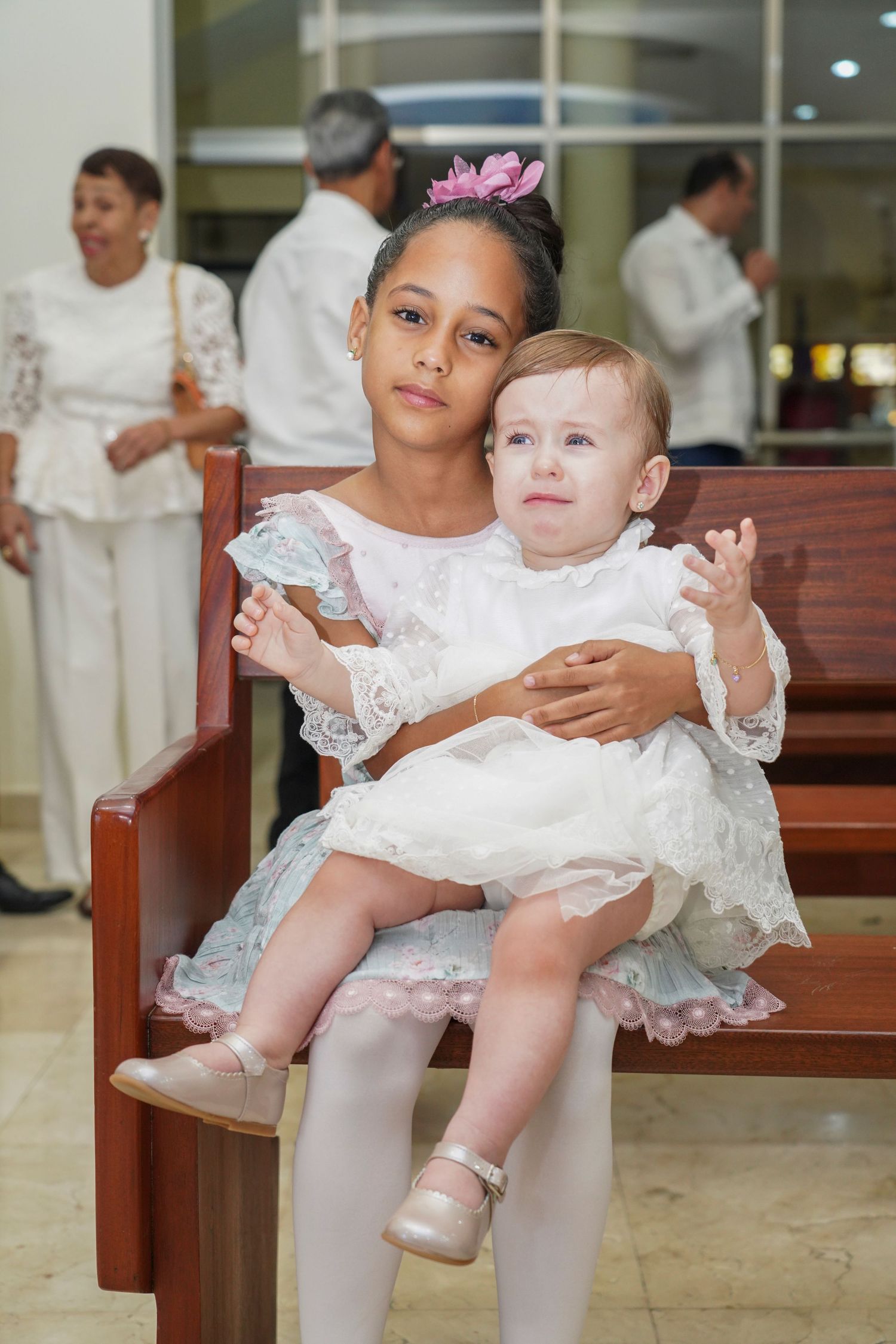 Fotografía profesional , bautizo familiar y con amigos. En la iglesia.