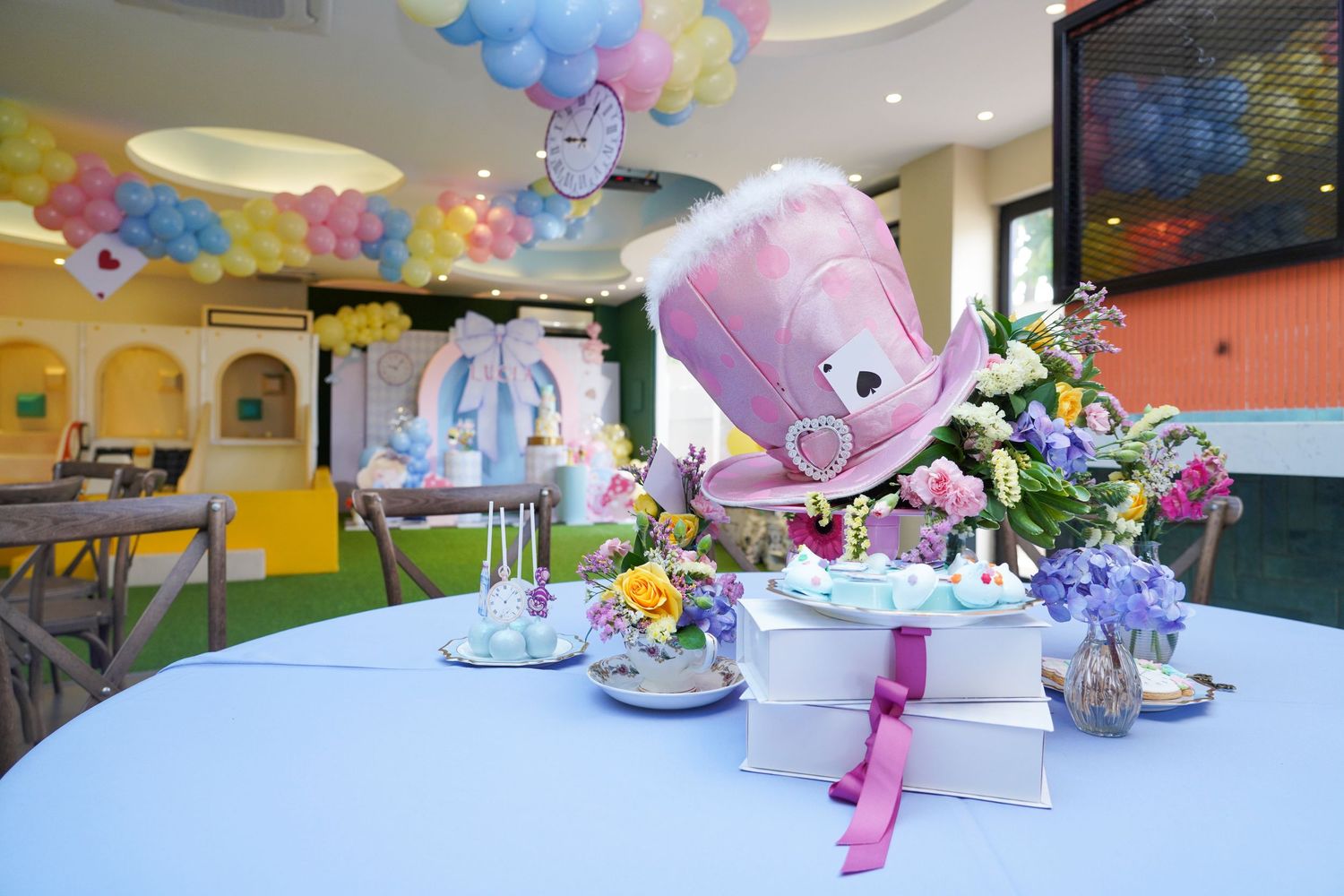 Fotografía profesional, fiesta de cumpleaños 1er. año.  temático Alicia en el país de las maravillas. Decoración.