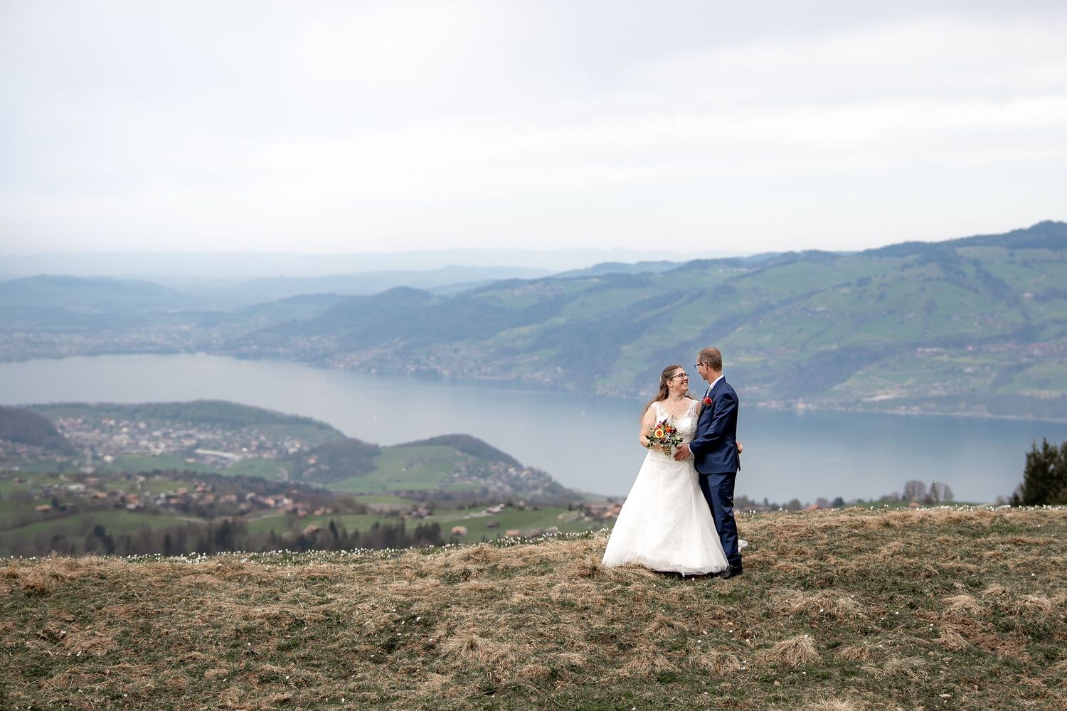 Natürliche Hochzeitsfotos in der Schweiz. Hochzeitsfotografin Claudia Kradolfer.