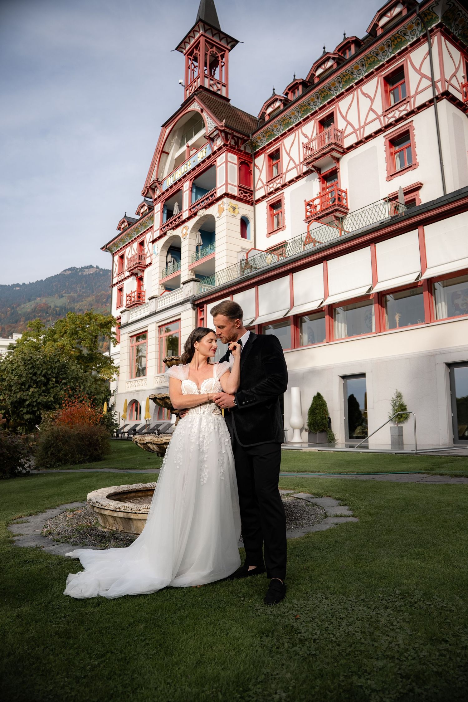 Hochzeitsfoto Braut vor Hotel. Hochzeitsfotografie in der ganzen Schweiz.
