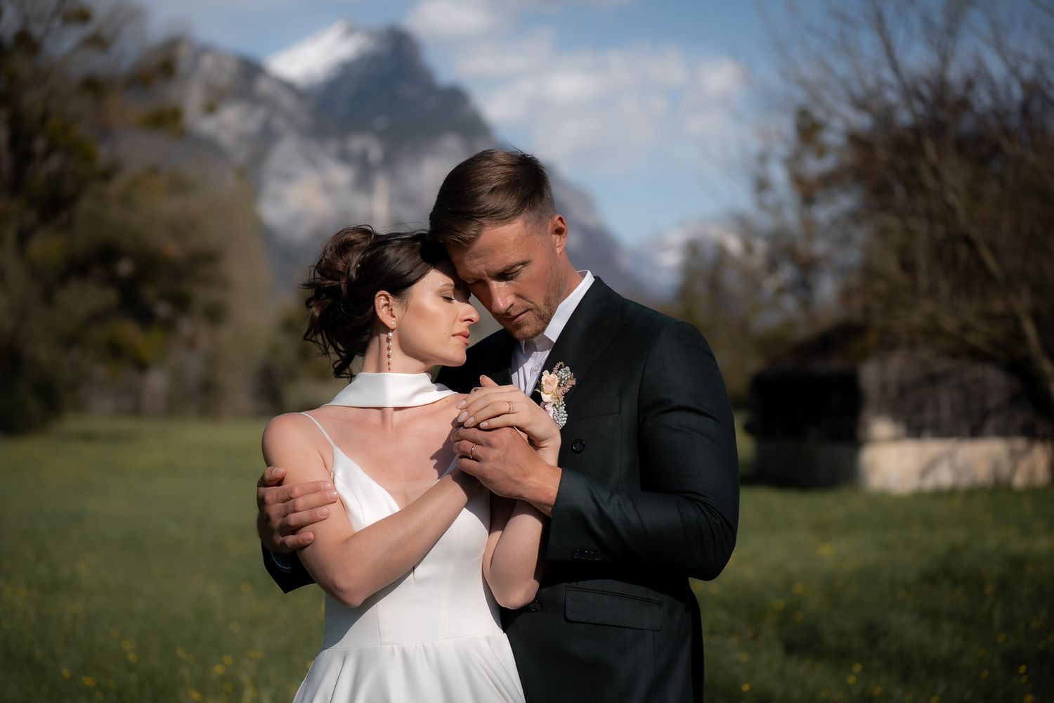 Natürliches Brautpaarshooting - Claudia Kradolfer Hochzeitsfotografie.