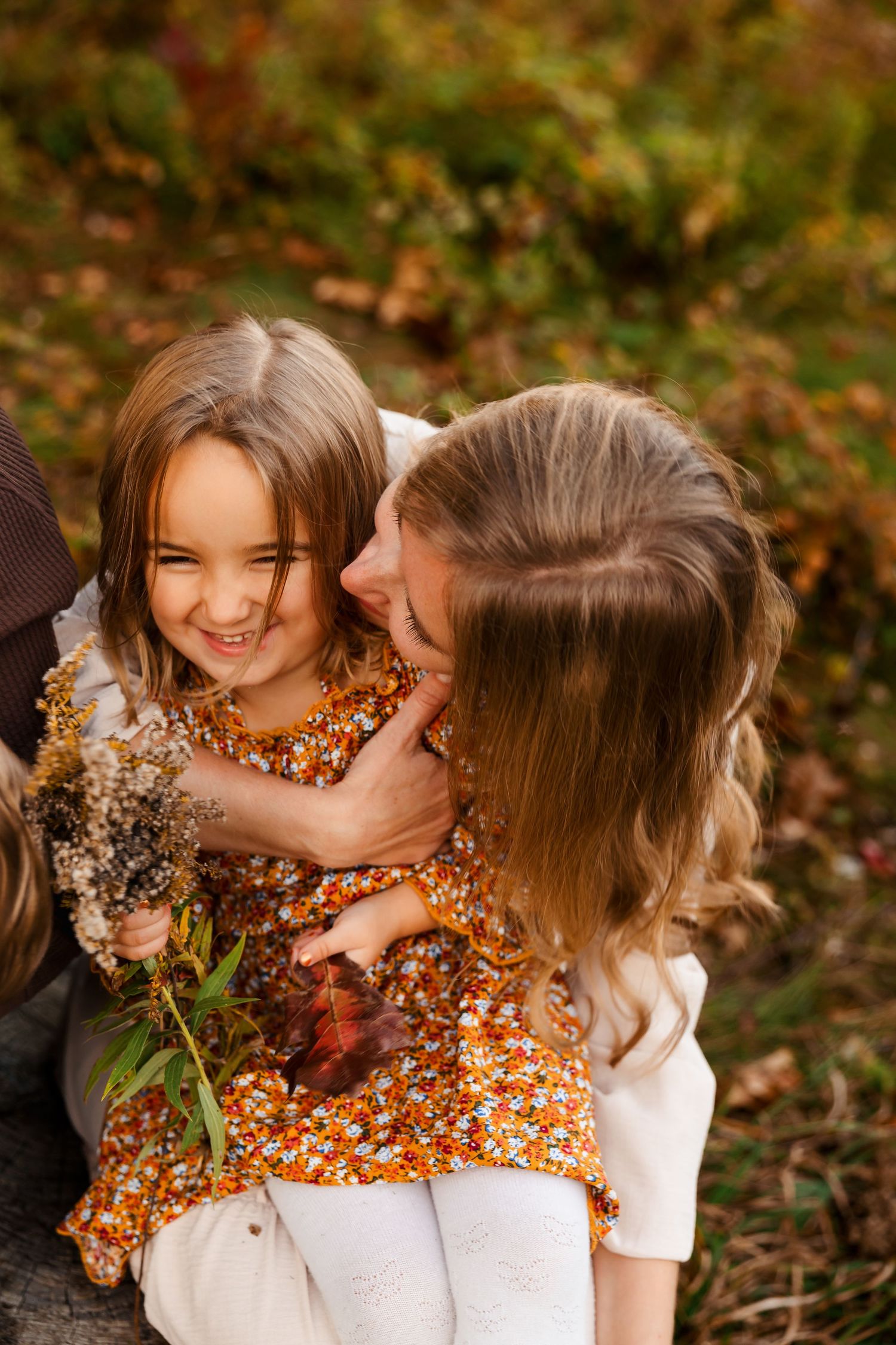 Joyful autumn portraits with floral details and warm golden lighting.