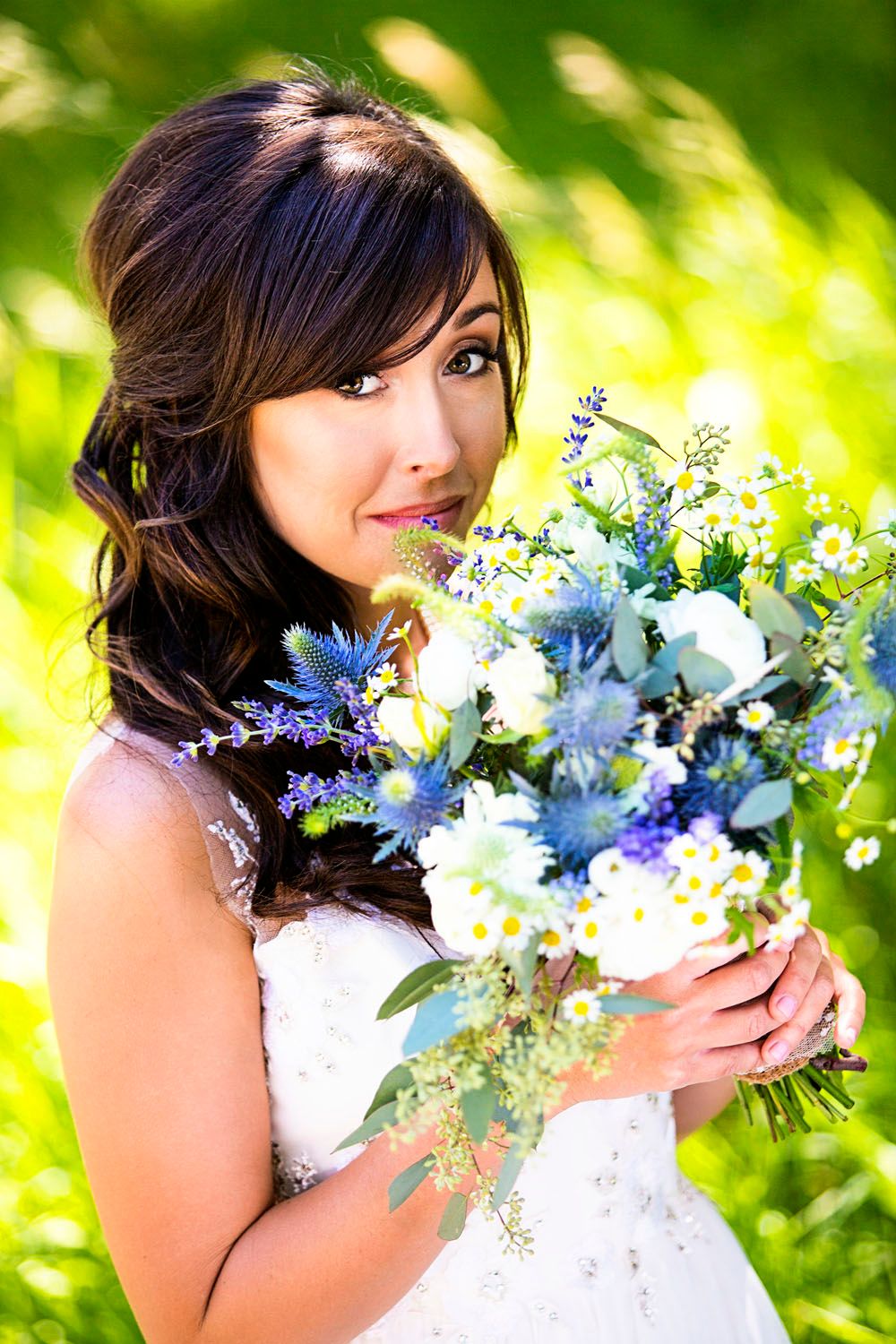 Beautiful bride holding a bouquet of flowers
