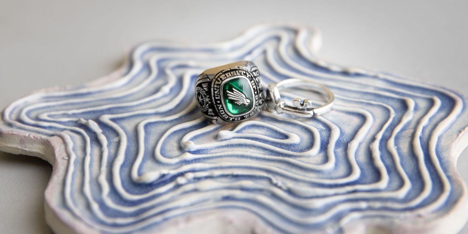 Vintage turquoise ring displayed on white and blue swirled ceramic dish.