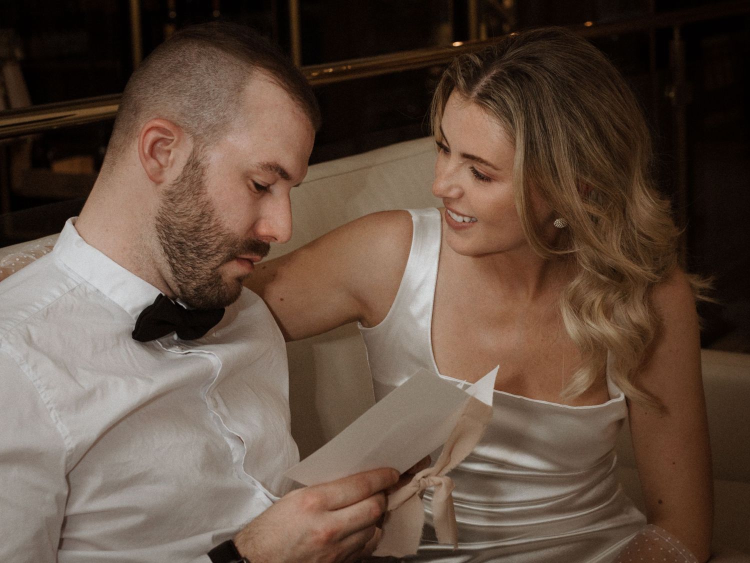 Un couple pleins d'amour et d'émotions qui lisent leurs voeux de mariage