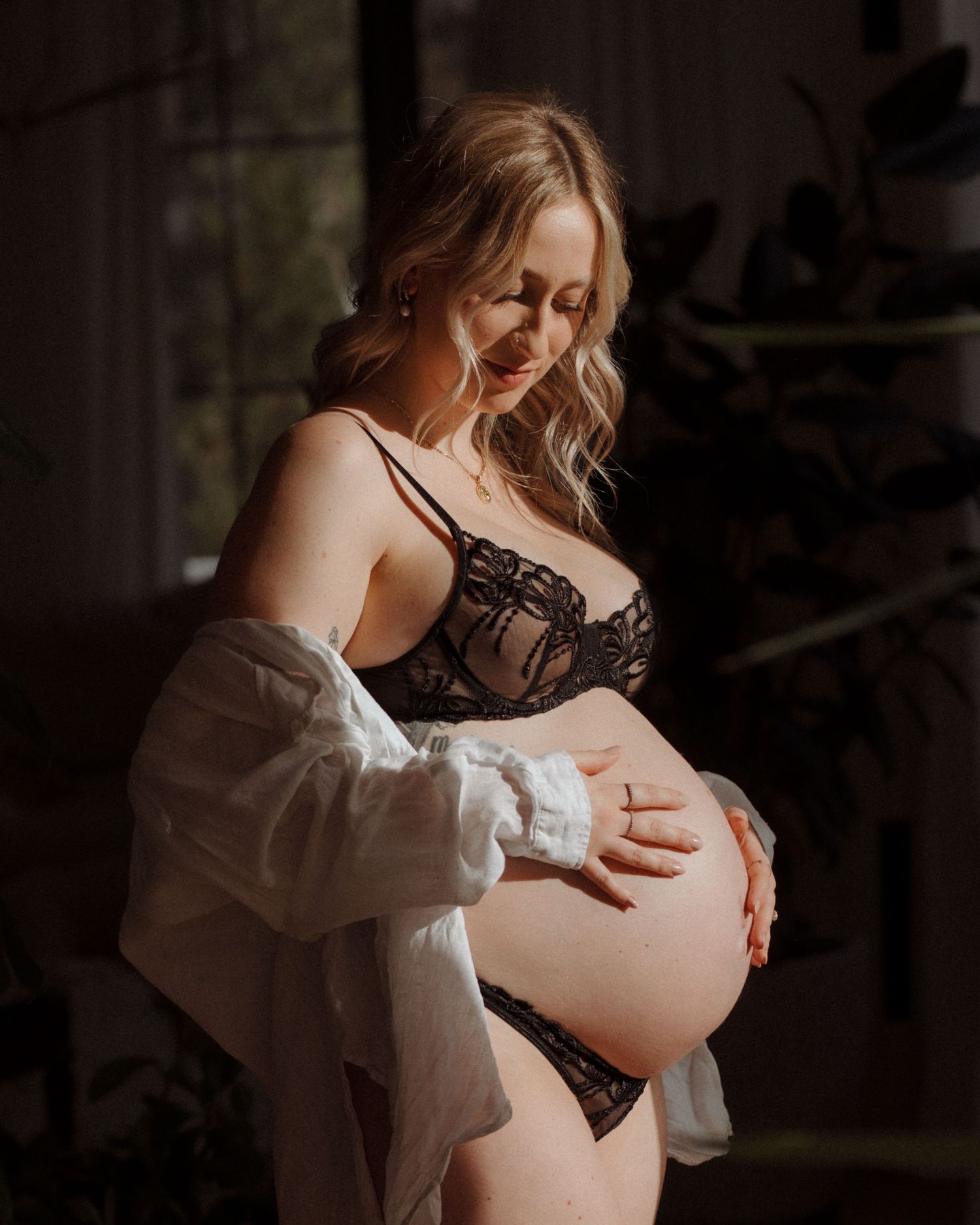 Maternity photoshoot empowered