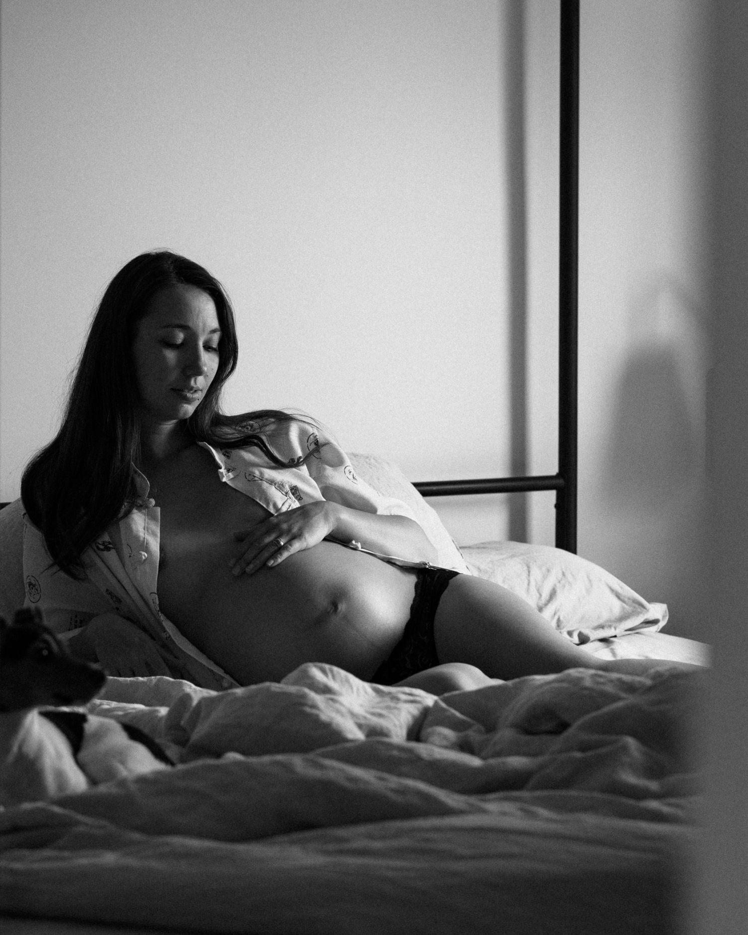 Une futur maman qui caresse son ventre dans un moment de douceur avant son accouchement