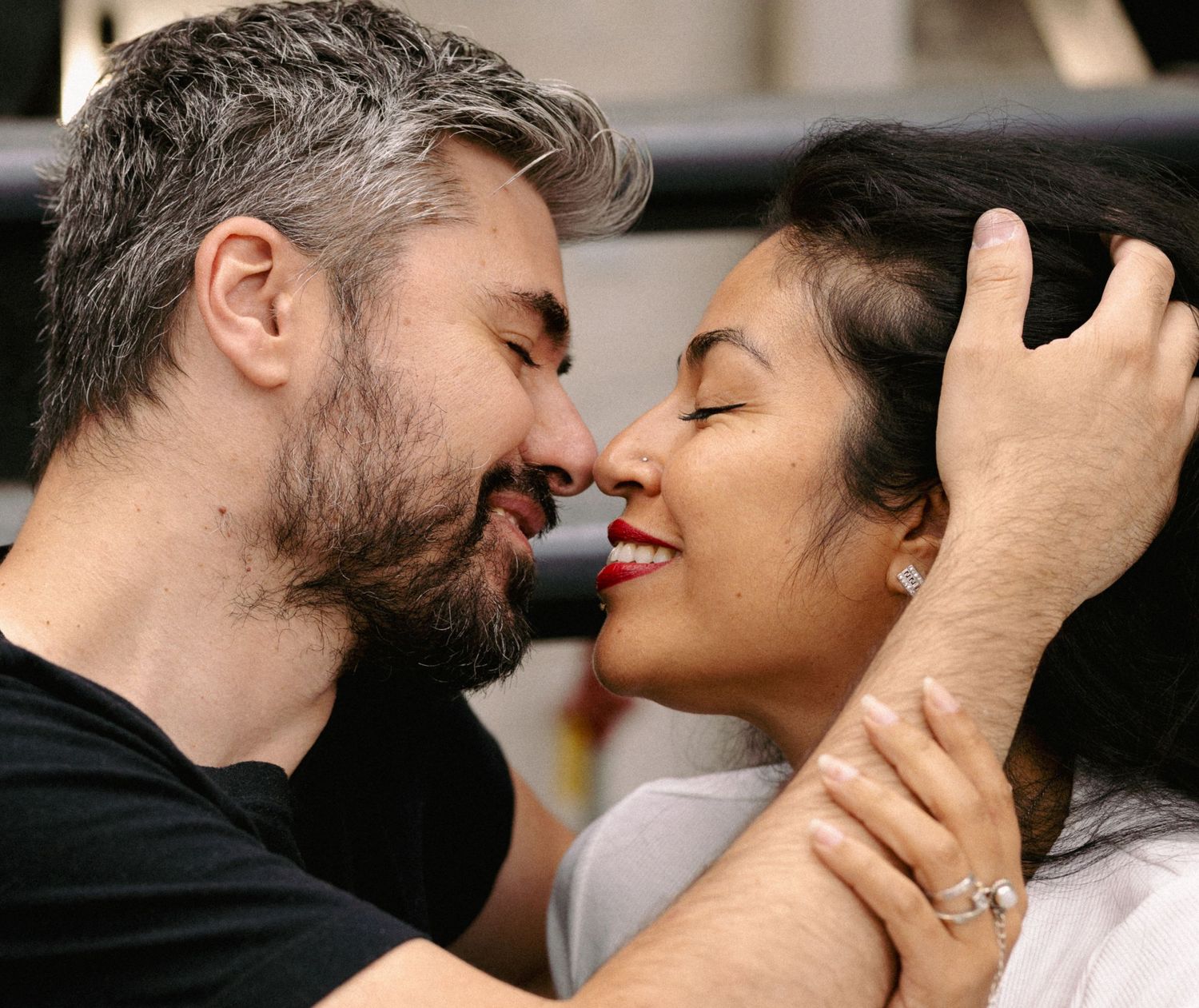 Couple amoureux qui célèbre leurs amour sur le plateau de Montreal lors d'un photoshoot lifestyle