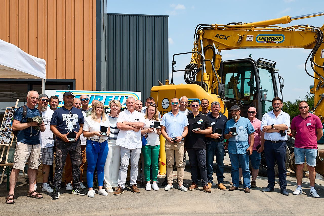 Photographe événement entreprise : Cinquantenaire Groupe Lheureux - Photo de groupe remise médailles - Les Essarts-le-Roi, Yvelines 2023
