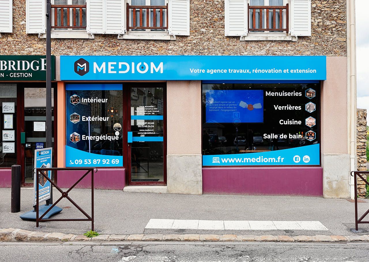 Photographe reportage entreprise Yvelines - Façade agence Mediom de jour à La Queue-les-Yvelines