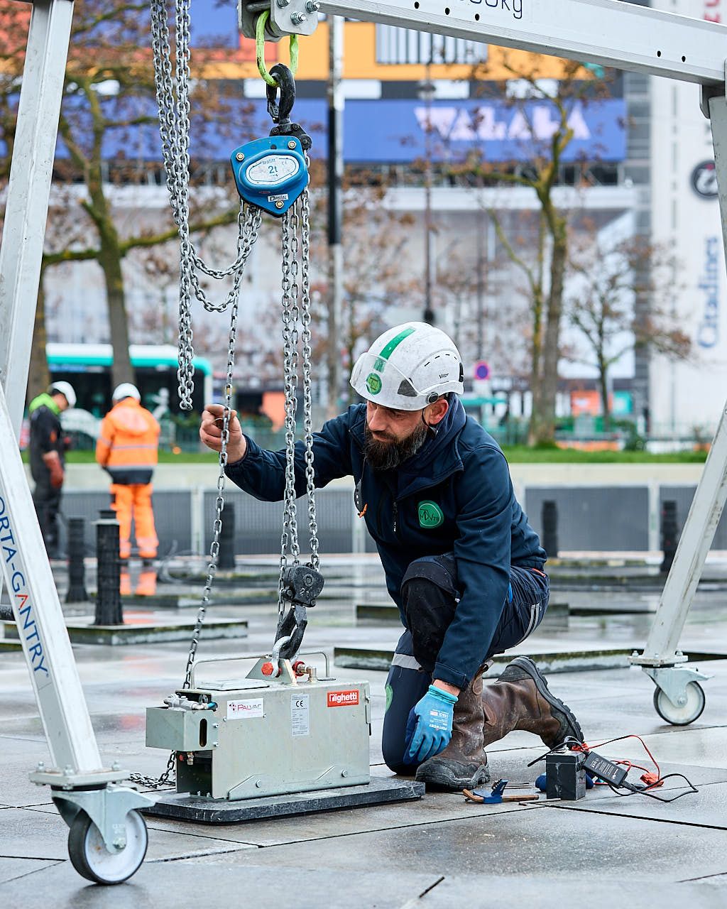 Photographe reportage entreprise - Ouvrier MDV78 en action lors des opérations de nettoyage urbain - Chantier Place d'Italie Paris