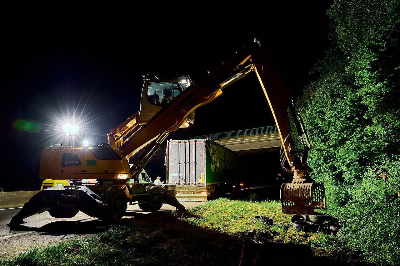 Photographe reportage entreprise BTP - ReVa : Vue d'ensemble chantier nocturne dépollution routière DiRIF N104 Fontenay-en-Parisis