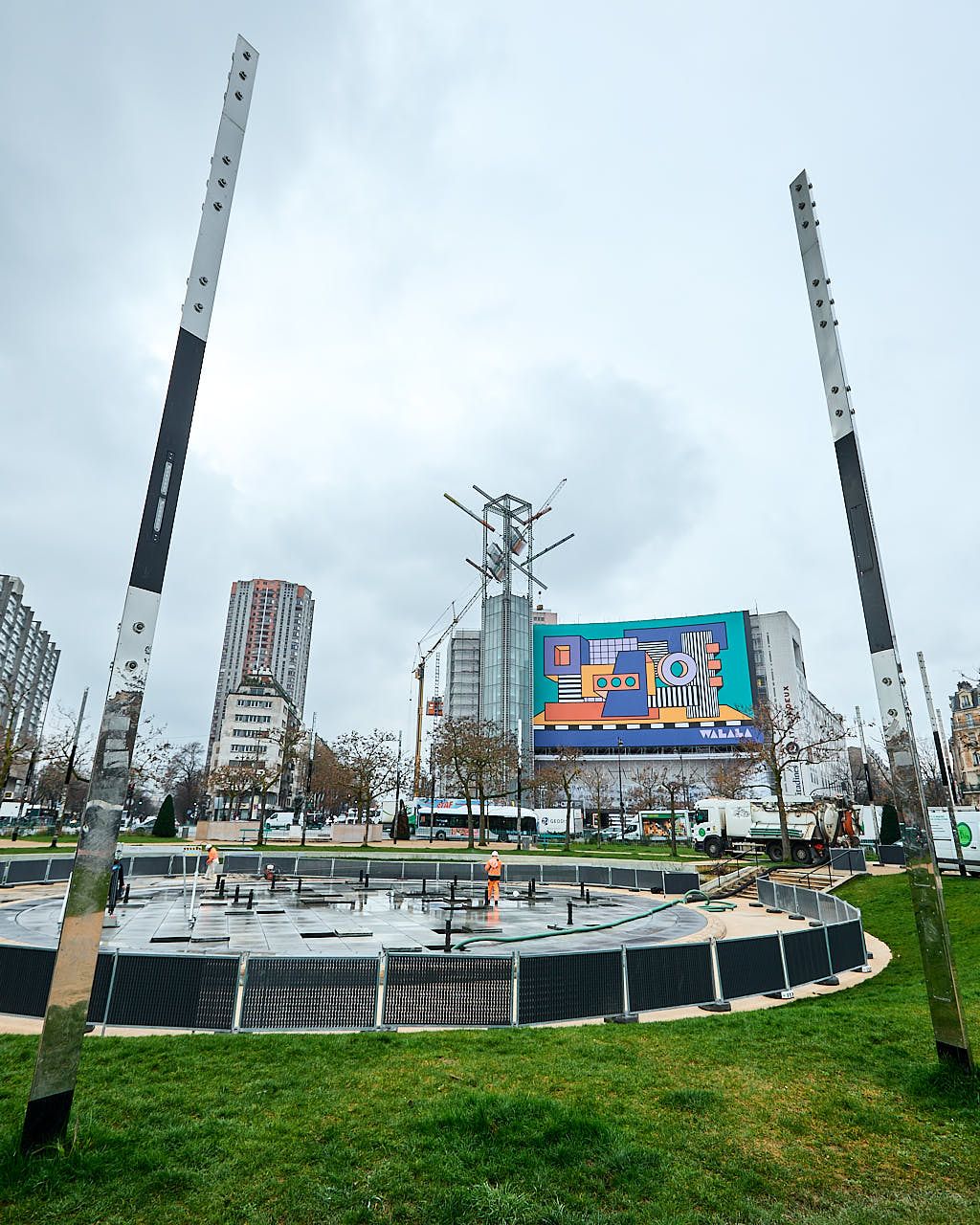 Photographe reportage entreprise - Vue d'ensemble du chantier de nettoyage Place d'Italie avec périmètre sécurisé - MDV78