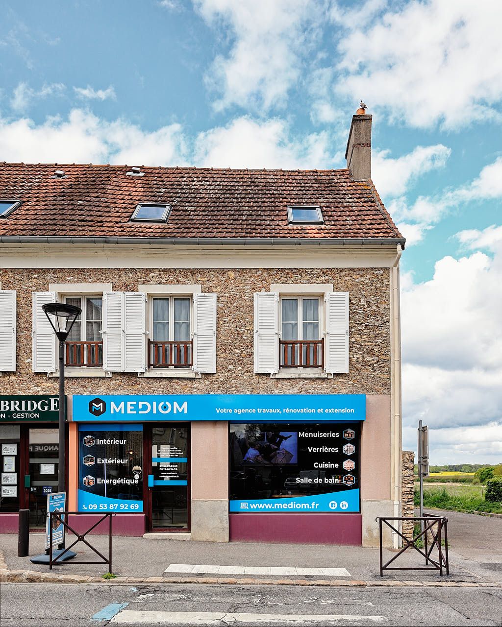 Photographe reportage entreprise Yvelines - Façade agence Mediom de jour - La Queue-les-Yvelines