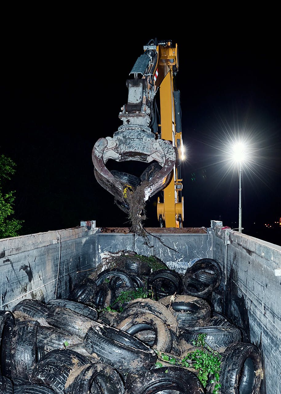 Photographe reportage entreprise Yvelines - Chargement des dechets - chantier nocturne Reva DiRIF dépollution N104 ReVa