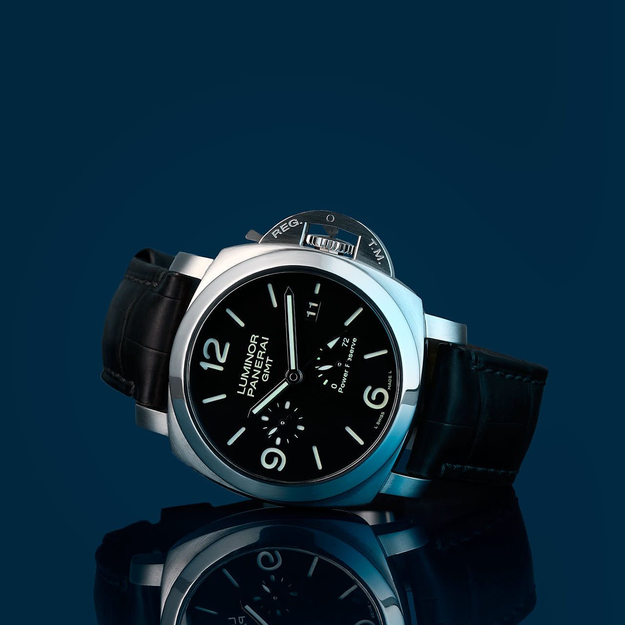 Photographe produit yvelines : Montre Panerai GMT 3 days PAM0321 fond bleu avec reflet - Studio professionnel