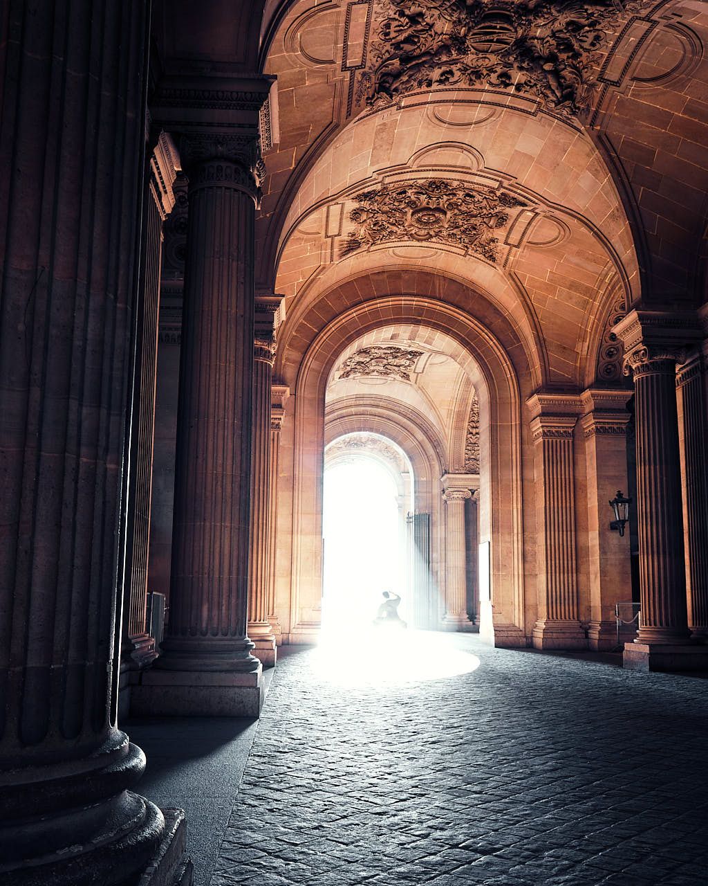 Stage Perfectionnement Photo Yvelines : Exercice de maitrise de la lumière sous les arcades au Louvre à Paris