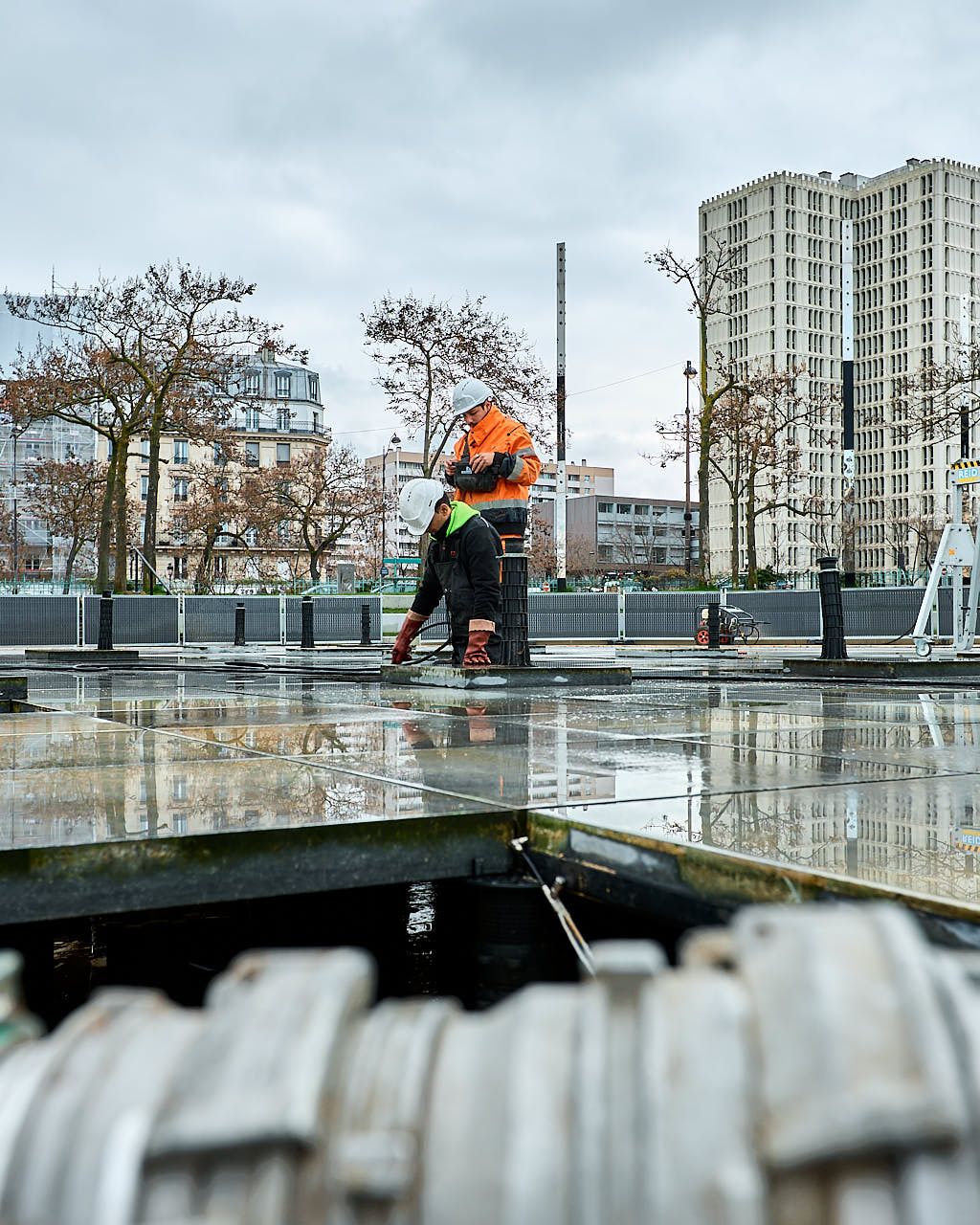 Photographe reportage entreprise - Équipe MDV78 utilisant équipement de nettoyage professionnel sur chantier urbain - Paris