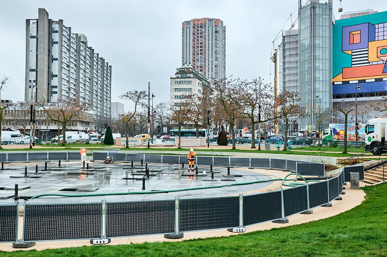Photographe reportage entreprise - Vue d'ensemble du chantier de nettoyage Place d'Italie avec périmètre sécurisé - MDV78