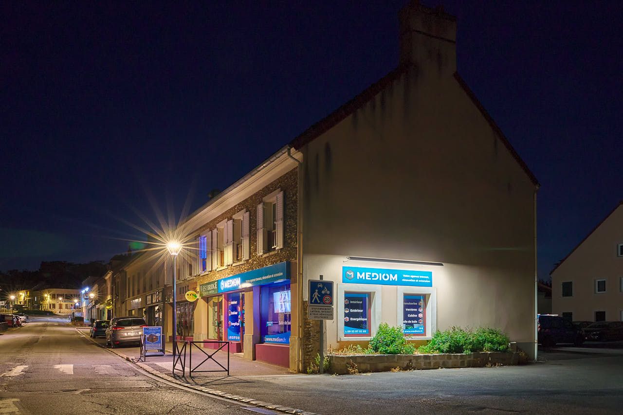 Photographe reportage entreprise Yvelines - Extérieur agence Mediom éclairage nocturne La Queue-les-Yvelines