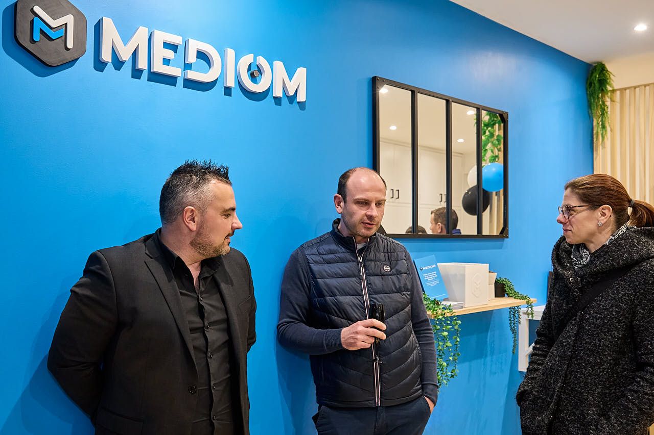 Photographe événement d'entreprise : Agence Mediom - Les invités lors de l'inauguration du Showroom - La Queue-les-Yvelines, 2025
