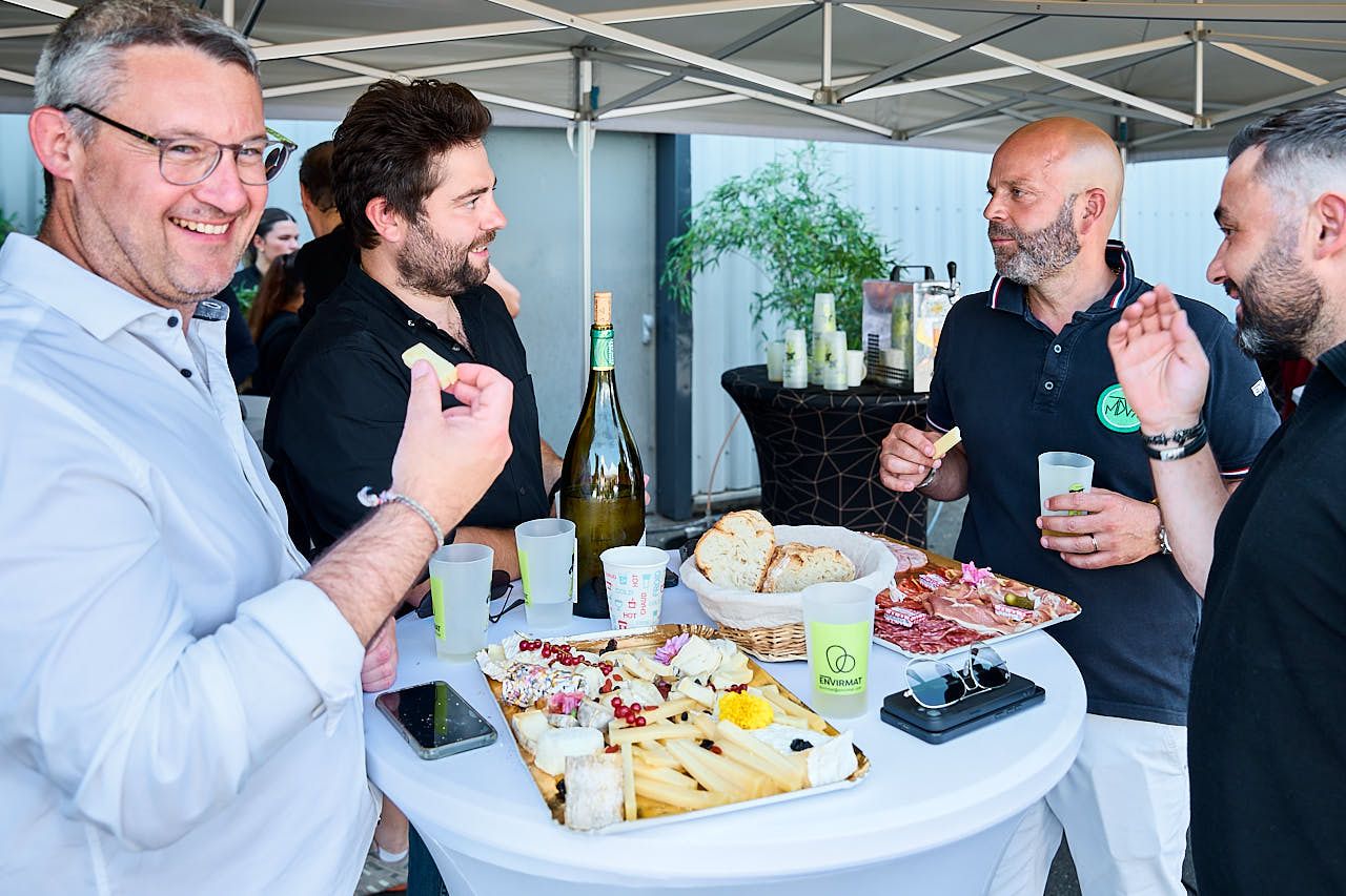 Photographe événement d'entreprise Yvelines : Ambiance au déjeuner buffet pendant la Journée Portes Ouvertes Envirmat 2025 - Achères