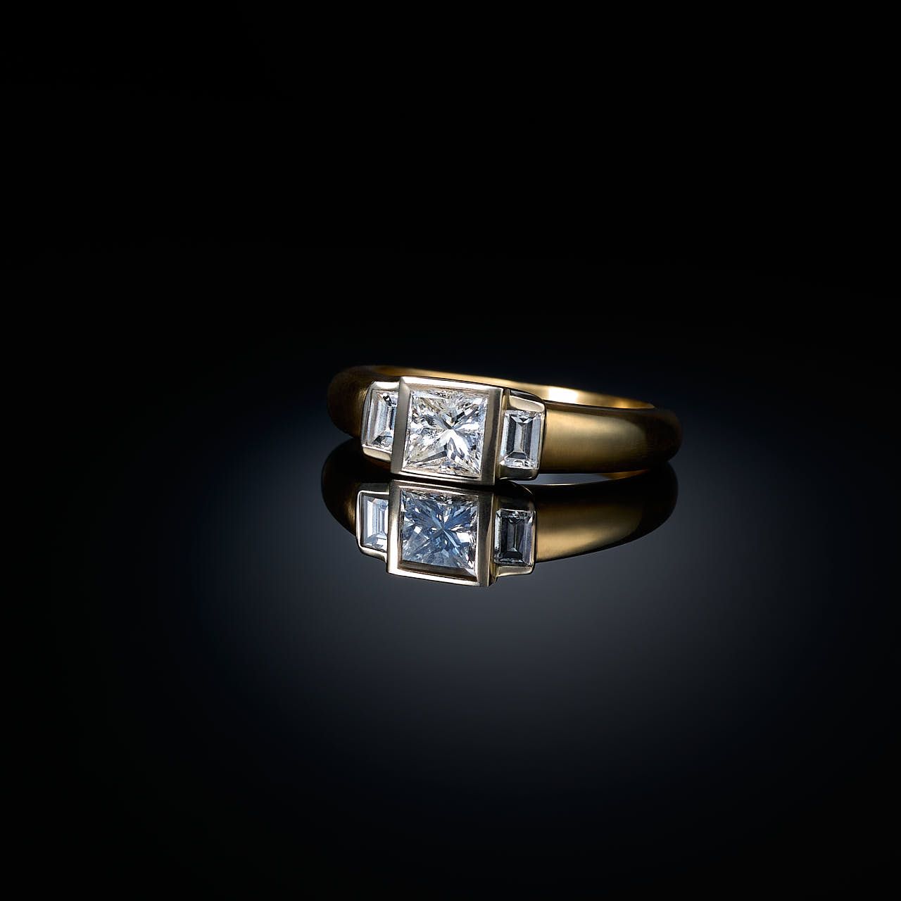 Photographe bijoux Yvelines - Bague or diamant princesse sur fond noir - Studio professionnel