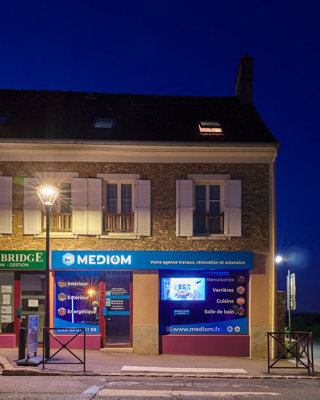 Photographe reportage entreprise Yvelines - Extérieur agence Mediom éclairage nocturne La Queue-les-Yvelines