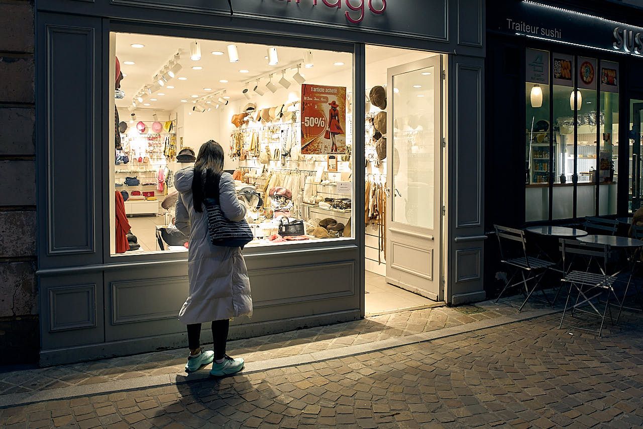Exercice photo de nuit pendant le stage initiation a la photographie dans Saint-Germain-en-Laye, Yvelines : photographie d'une devanture.