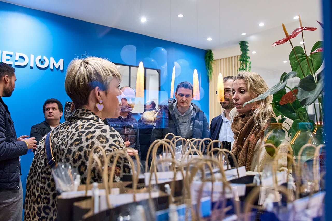 Photographe événement d'entreprise : Agence Mediom - Les invités lors de l'inauguration du Showroom - La Queue-les-Yvelines, 2025