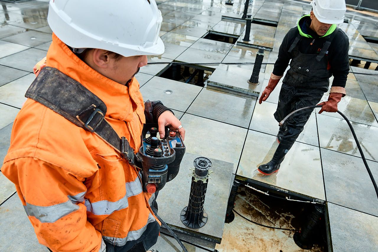 Photographe reportage entreprise - Ouvriers MDV78 en action lors des opérations de nettoyage urbain - Chantier Place d'Italie Paris