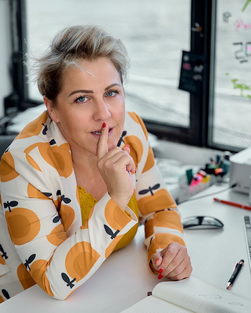 Photographe Personal Branding Yvelines : Clémence CEO France Inertage dans ses bureaux sur la péniche