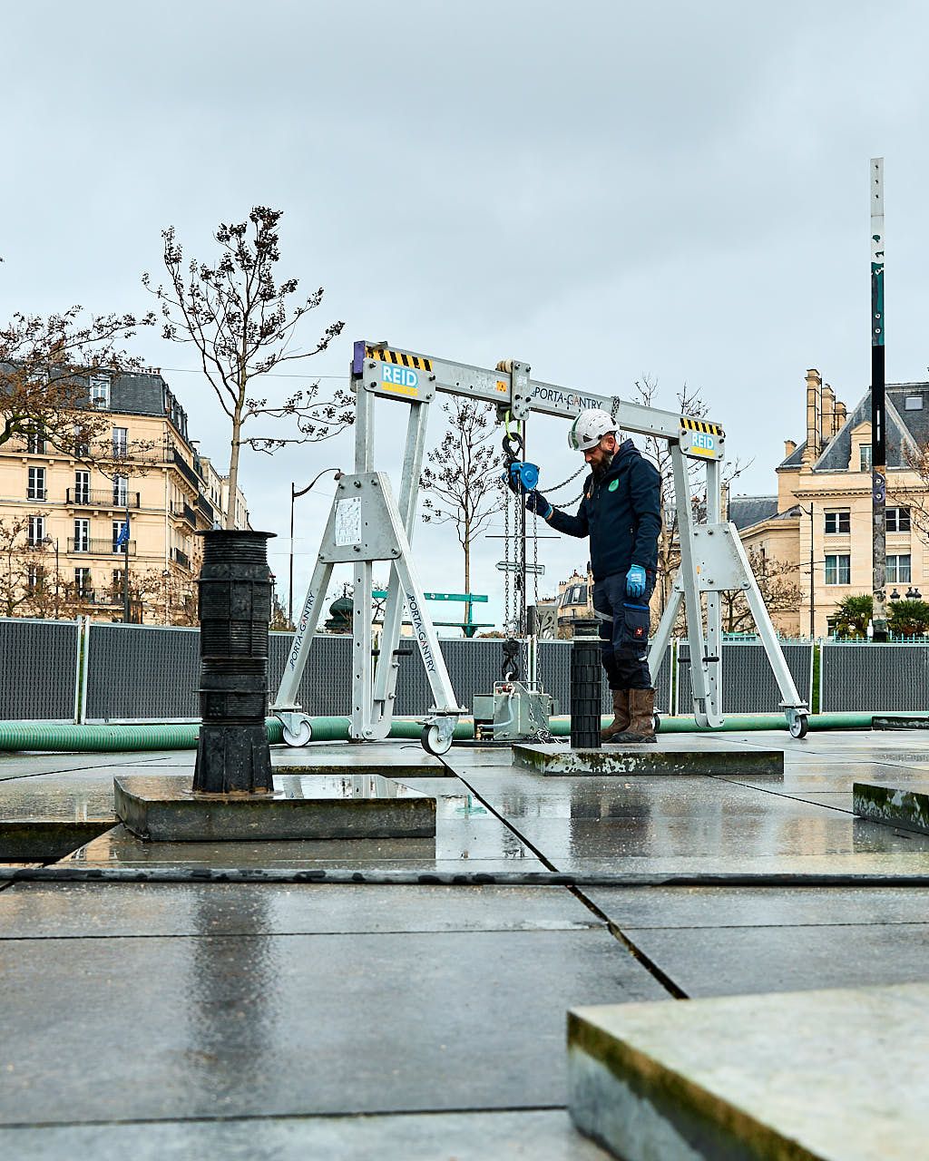Photographe reportage entreprise - Ouvrier MDV78 en action lors des opérations de nettoyage urbain - Chantier Place d'Italie Paris