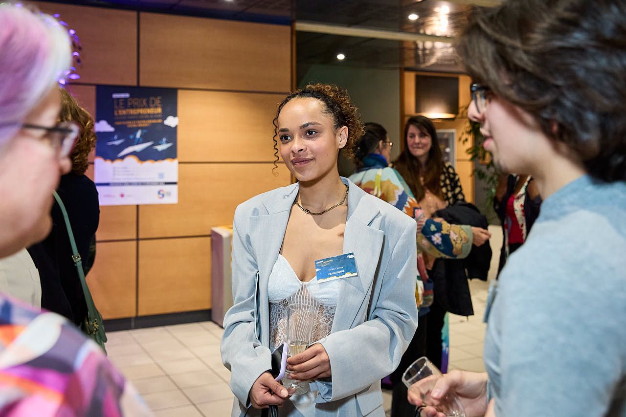 Photographe événement d'entreprise : Camille et Kenzo pour Farmiswipe pendant le cocktail de la Remise du Prix de l'Entrepreneur GPSEO 2025