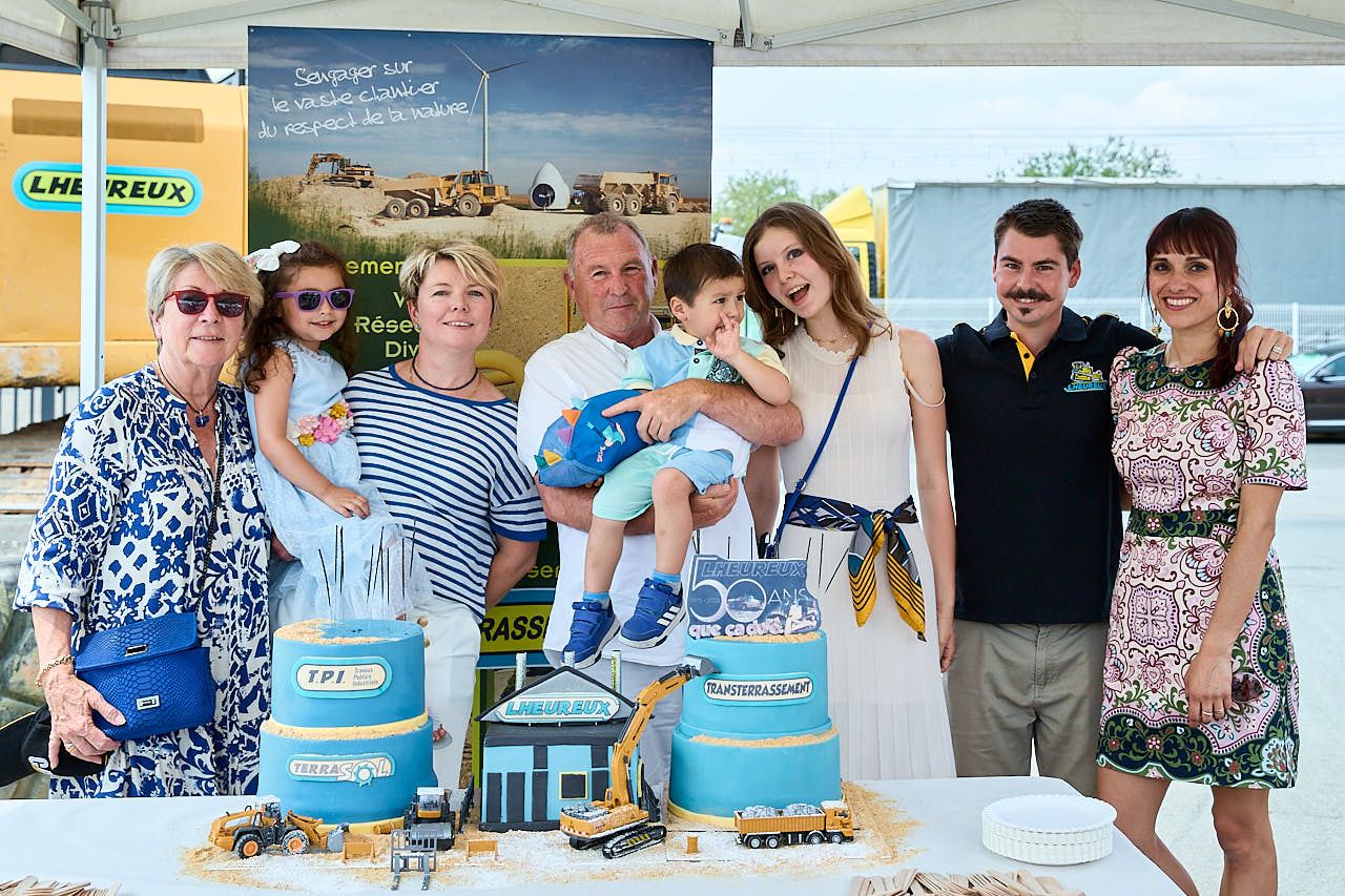 Photographe événement entreprise : Cinquantenaire Groupe Lheureux - Gâteau anniversaire famille dirigeant - Les Essarts-le-Roi, Yvelines