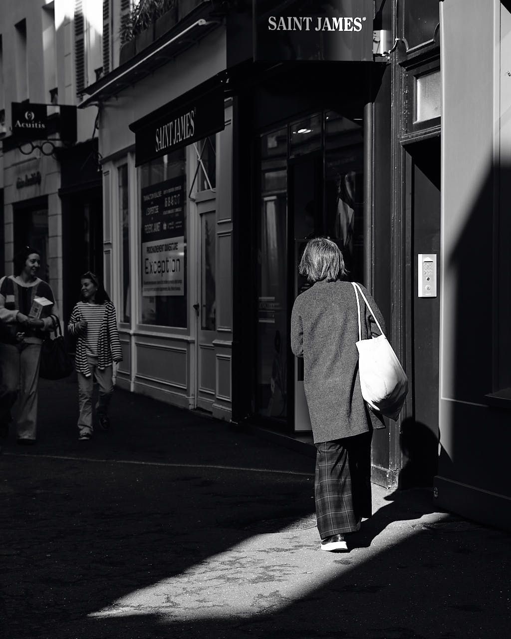 Stage Perfectionnement Photo Yvelines : Exercide de recherche de mise en lumière d'un sujet dans les rues de Saint-Germain-en-Layre, Yveline