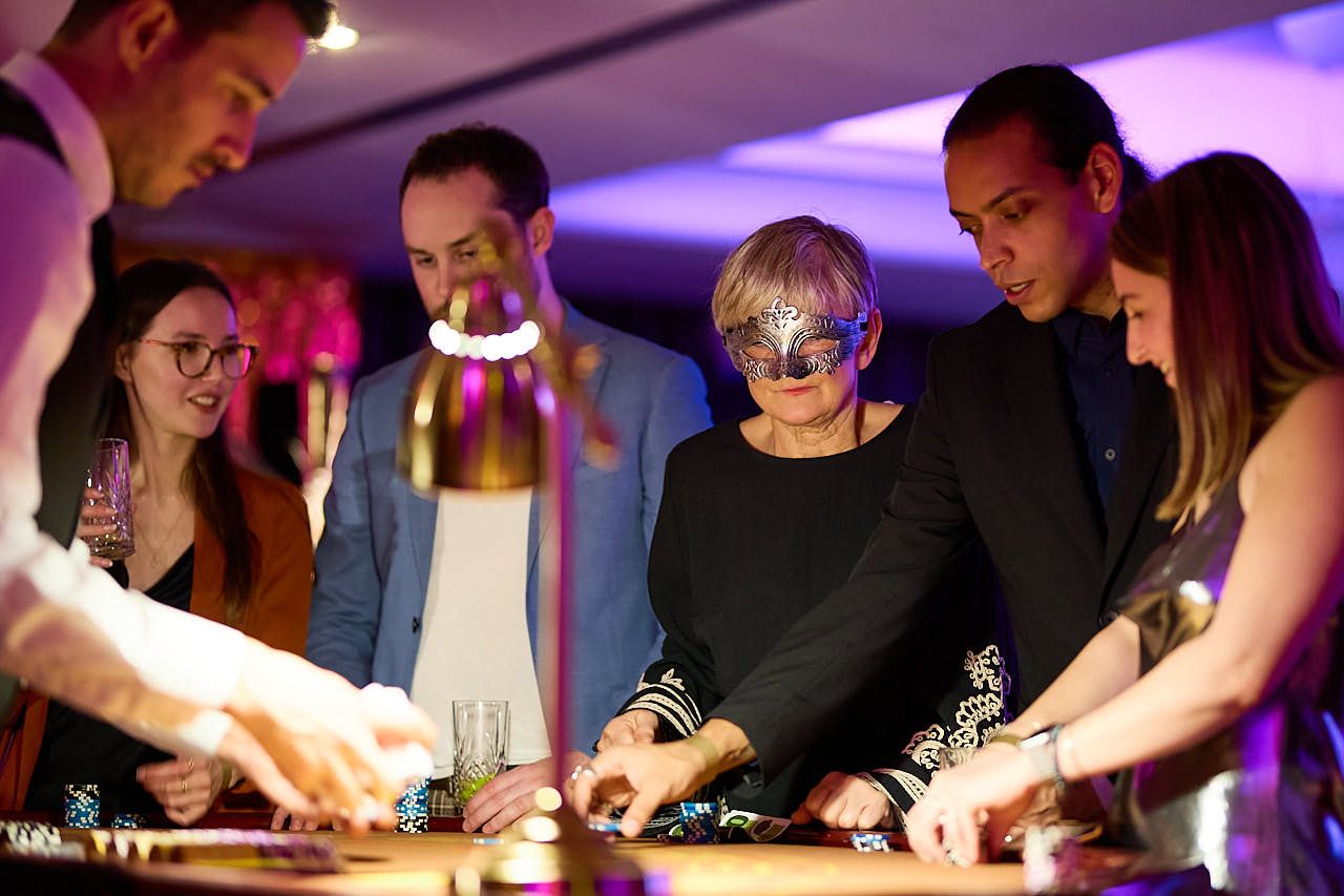Photographe événement entreprise Yvelines : Soirée fin d'année Hôtel Renaissance - Animation casino - La Défense, Hauts-de-Seine 2023