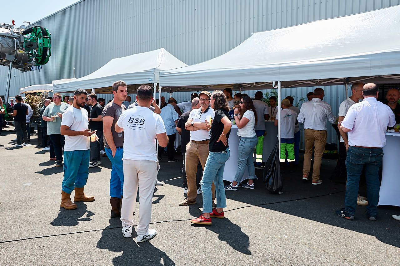 Photographe événement d'entreprise Yvelines : Ambiance au déjeuner buffet pendant la Journée Portes Ouvertes Envirmat 2025 - Achères