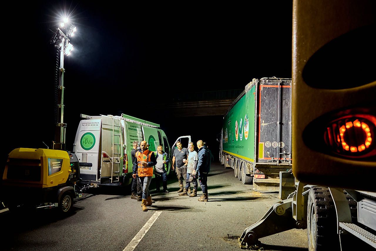 Photographe reportage chantier nocturne Val-d'Oise - Équipe ReVa intervention technique de nuit dépollution route nationale 104