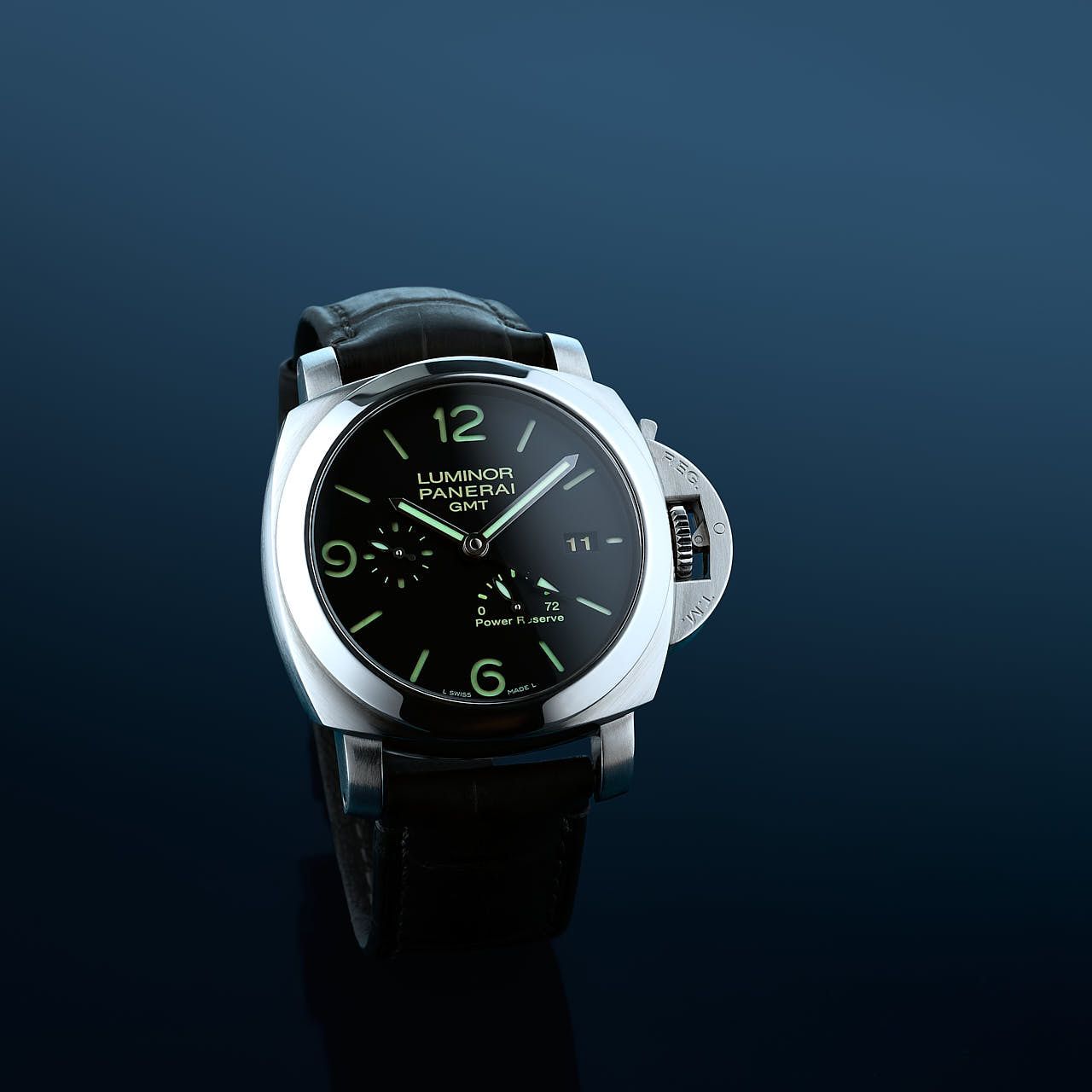 Photographe produit yvelines : Montre Panerai GMT 3 days PAM0321 fond bleu angle classique - Studio professionnel