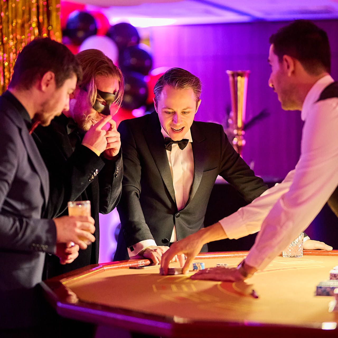 Photographe événement entreprise Yvelines : Soirée fin d'année Hôtel Renaissance - Tables de jeu casino - La Défense, Hauts-de-Seine 2023
