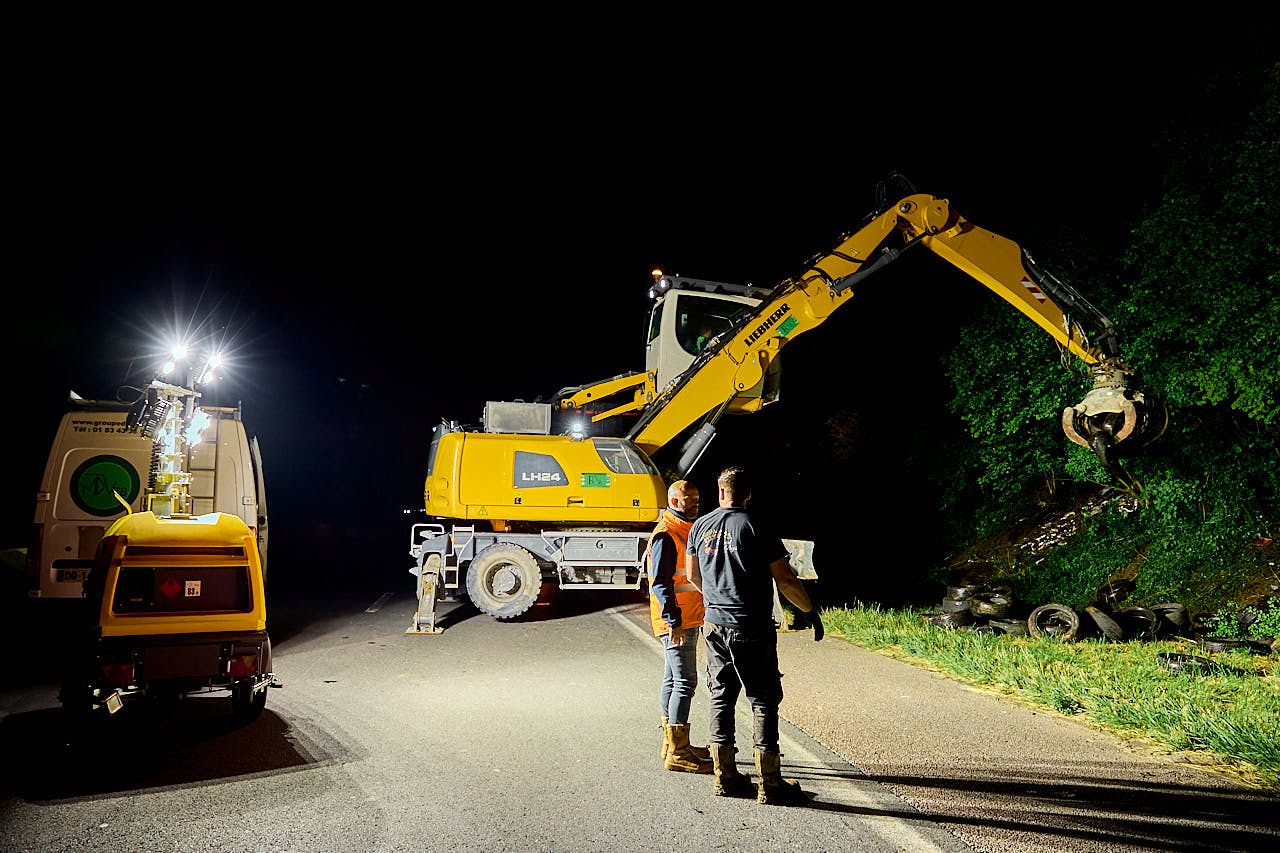 Photographe reportage entreprise BTP - Ouvrier ReVa opération nocturne dépollution routière chantier DiRIF N104 Fontenay-en-Parisis