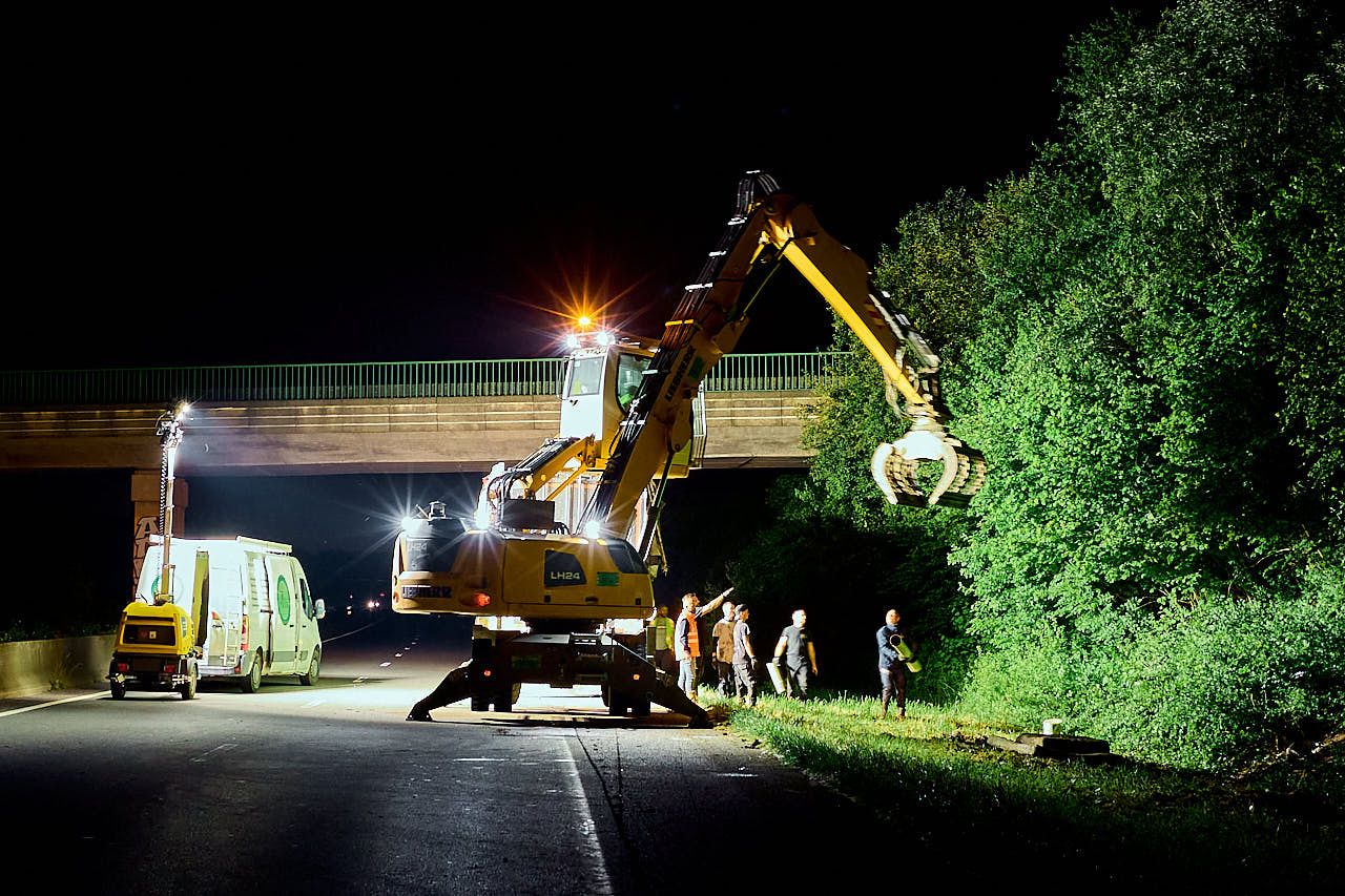Photographe reportage chantier nocturne Val-d'Oise - Équipe ReVa intervention technique de nuit dépollution route nationale 104
