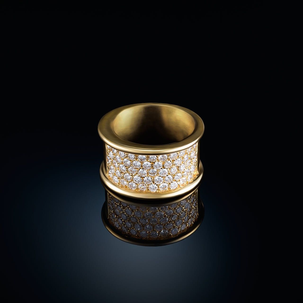 Photographe bijoux Yvelines - Bague or pavé diamants sur fond noir - Studio professionnel