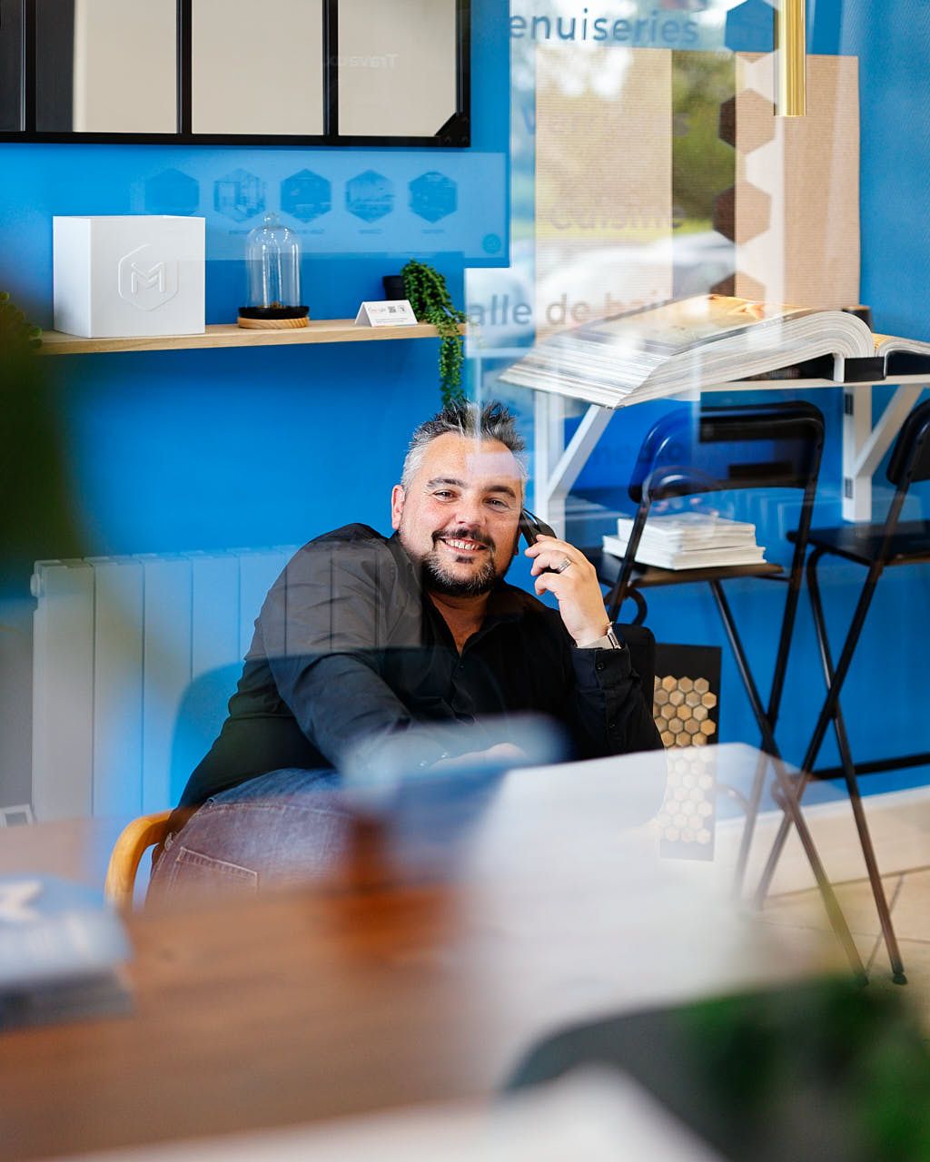 Photographe reportage showroom - Nicolas Brun fondateur Mediom agence rénovation Yvelines