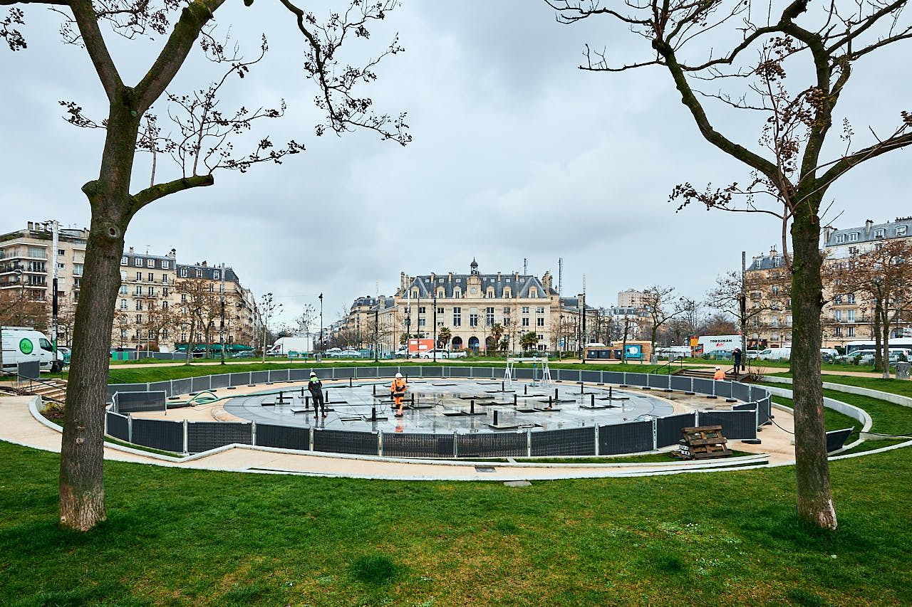 Photographe reportage entreprise Yvelines - Vue d'ensemble du chantier de nettoyage Place d'Italie avec périmètre sécurisé - MDV78 Paris