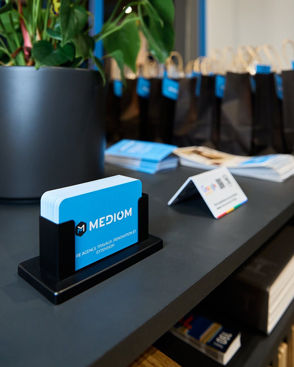 Photographe événement d'entreprise : Agence Mediom - élément de décoration lors de l'inauguration du Showroom - La Queue-les-Yvelines, 2025